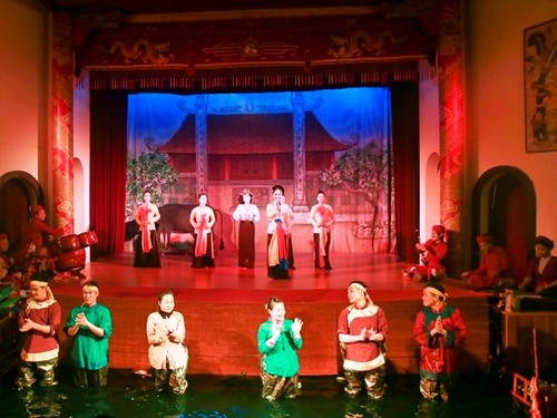Performance combining water puppetry and classical opera on the stage - ảnh 1